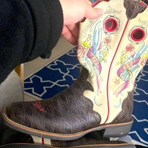 Arita boots size 8.5 like new only wore a couple times